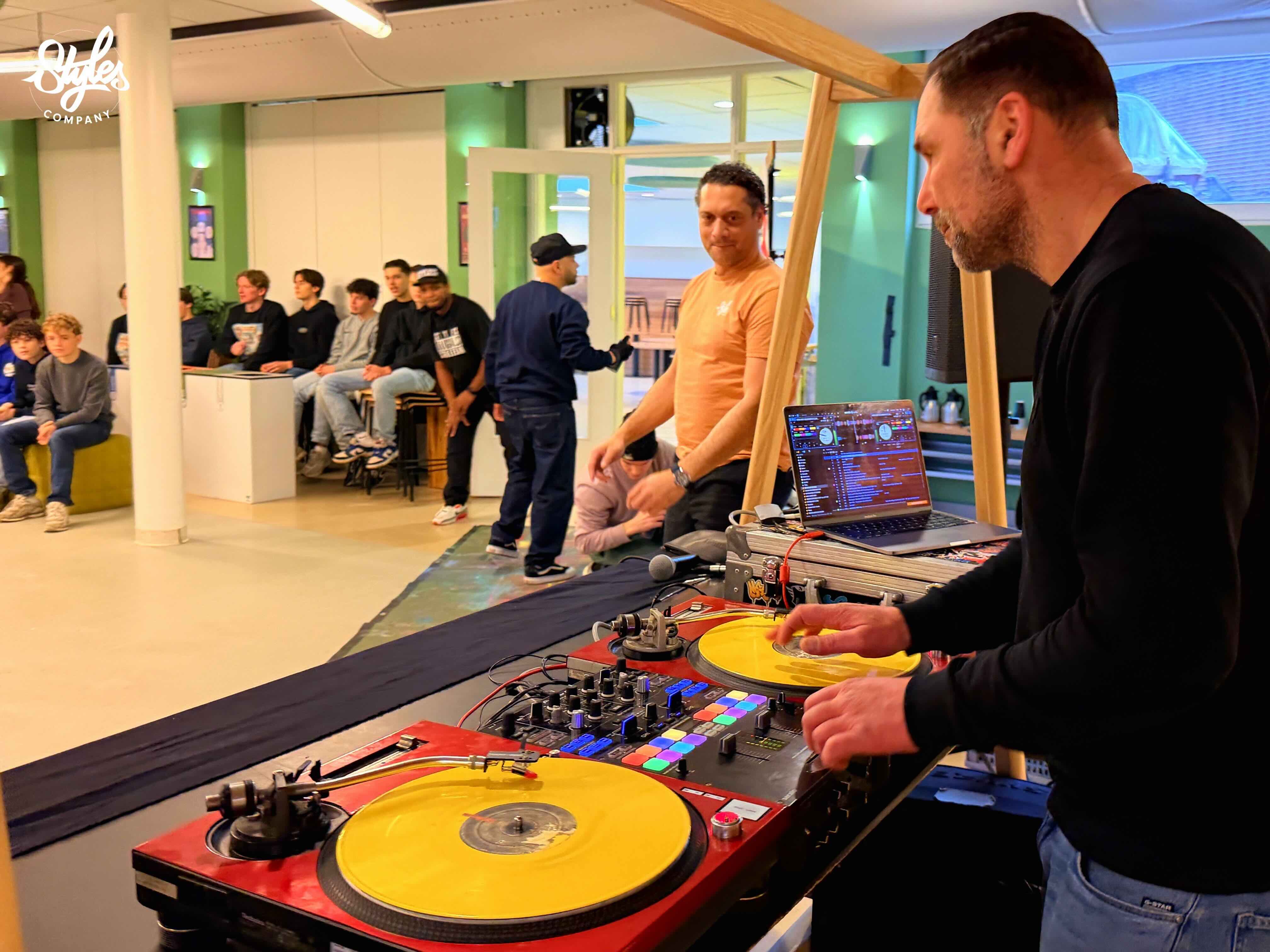 DJ Urban Arts CKV-dag bij Gymnasium Sorghvliet door Styles Company
